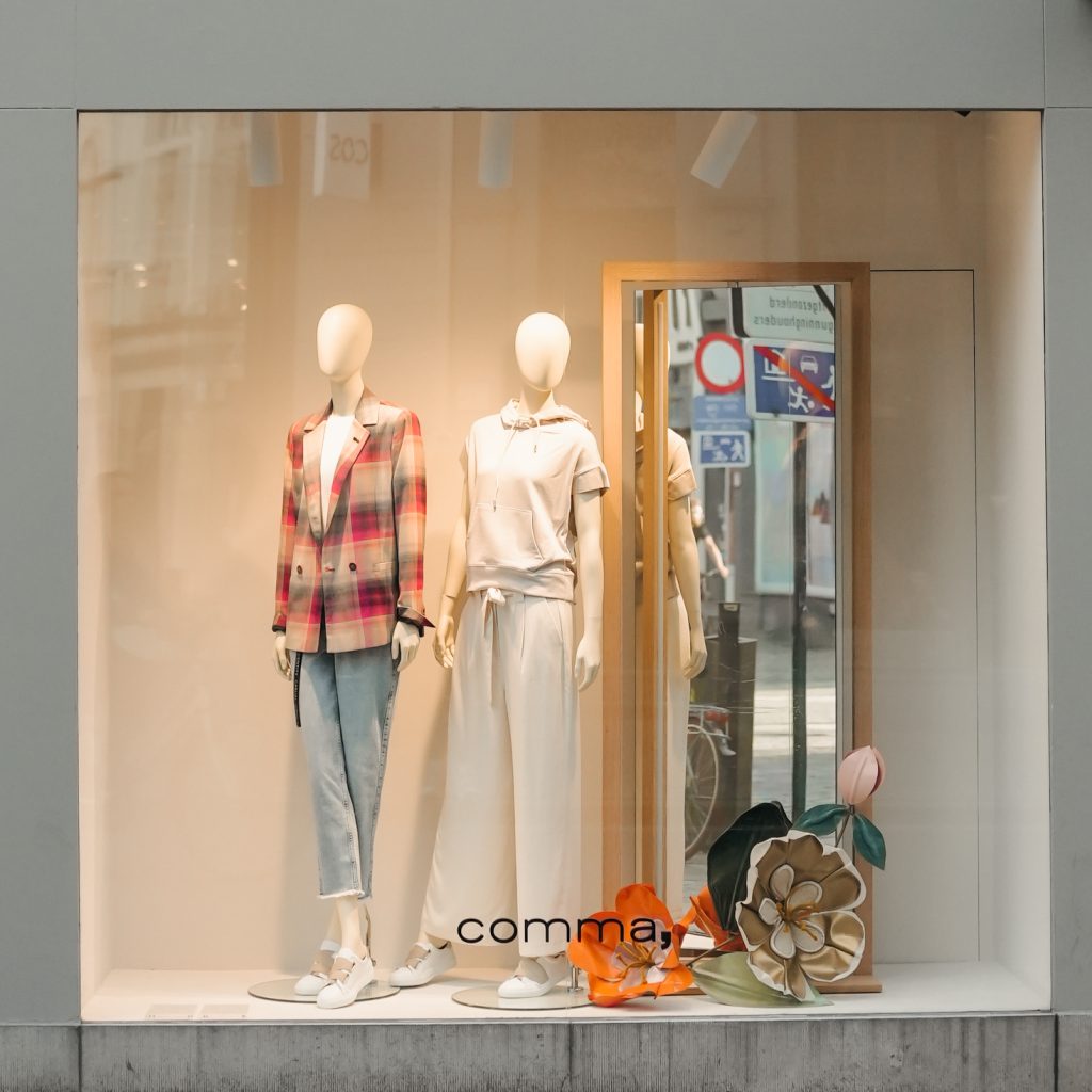 Weerkaatsing cement Vertrappen Comma viert opening nieuwe winkel Gent met kunstinstallatie aan façade -  MYX Magazine
